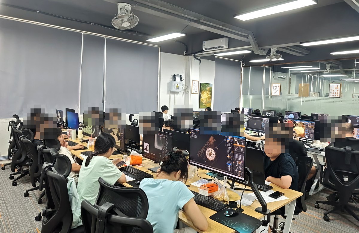 老师巡场指导线下学员上机
